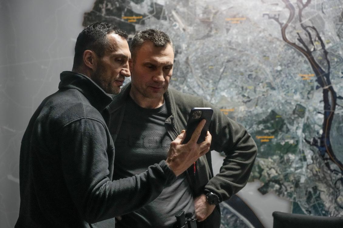 Mayor of Kyiv Vitali Klitschko and brother Wladimir ready to fight in the streets