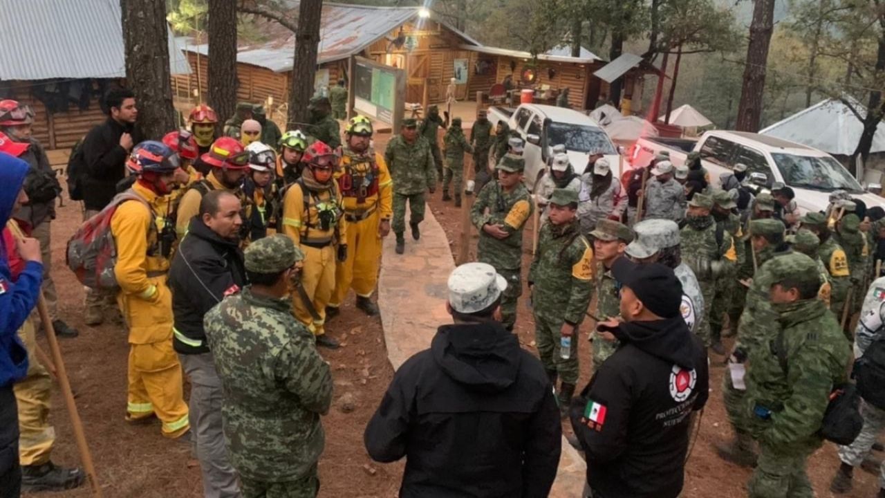 Evacúan a 57 familias por incendio en Sierra de Santiago
