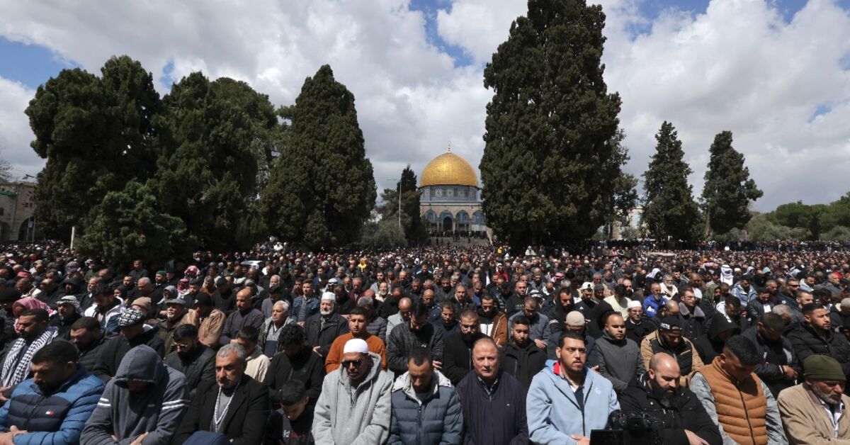 Huge crowds in Jerusalem for second Friday of Ramadan