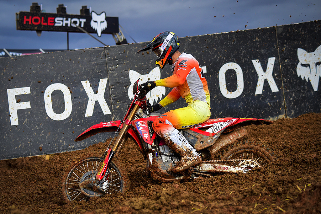 Gajser and Benistant Master the Mud of Cózar to Win the Qualifying Races