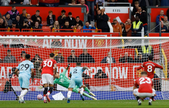 Man Utd Beat Burnley With Last Minute Fernandes Penalty