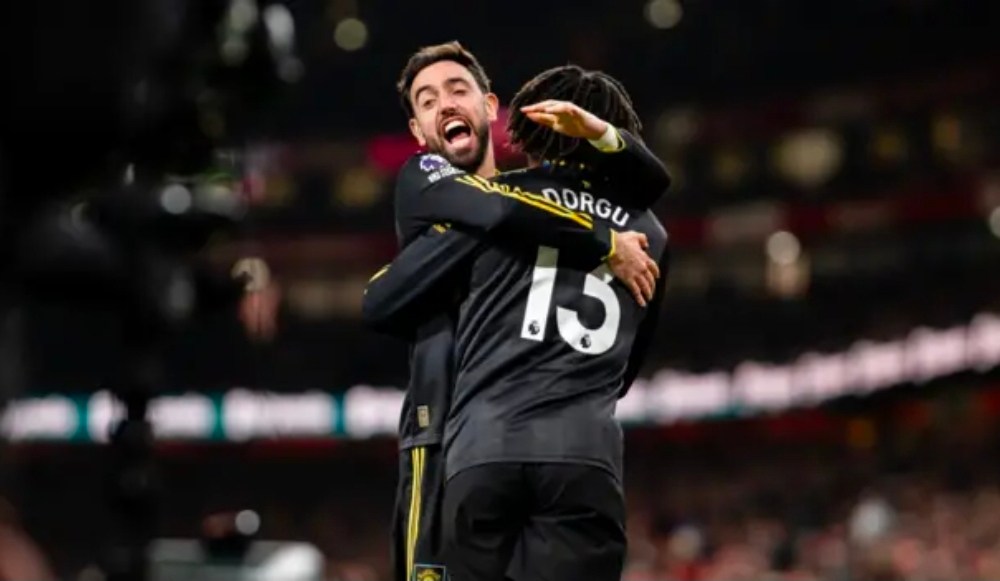 Arsenal miss chance with Man Utd defeat as Chelsea win at Palace