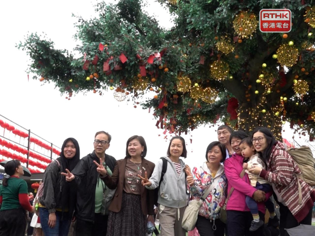 Famous Lam Tsuen wishing tree draws crowds